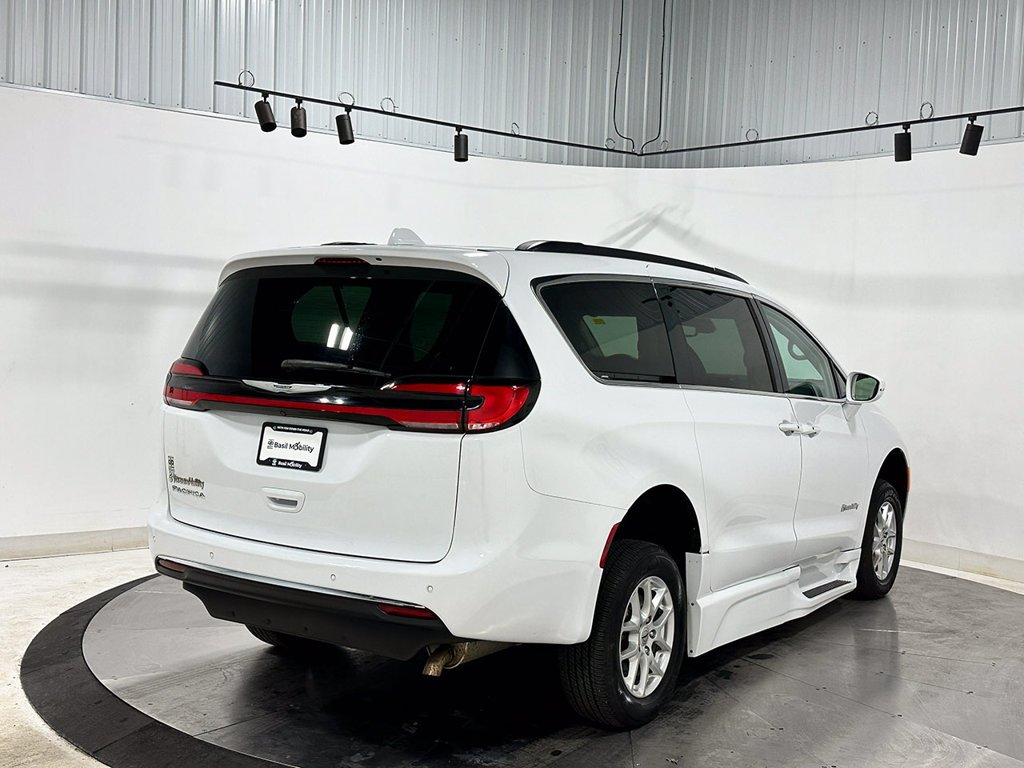Used 2022 White Chrysler Wheelchair Accessible-Touring L image 6