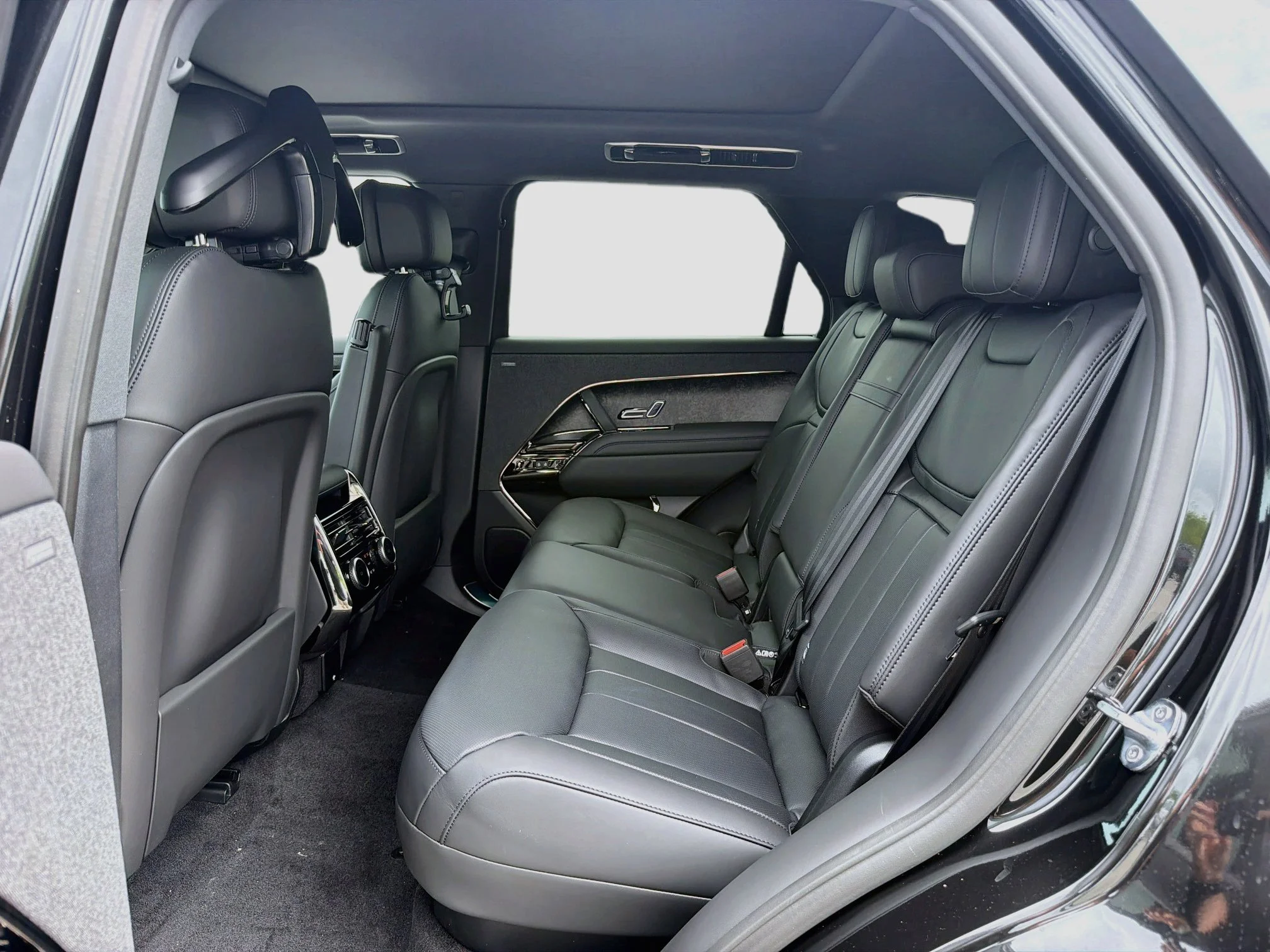 New 2026 Santorini Black Land Rover Dynamic SE image 22