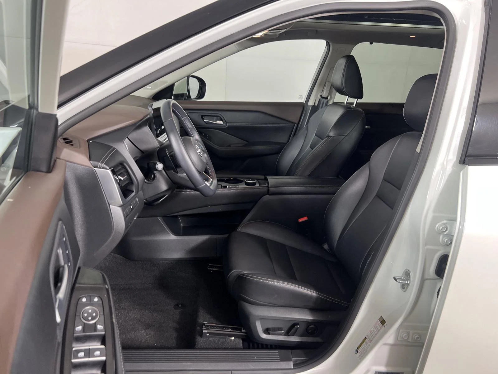 Used 2023 Pearl White Tricoat Nissan SL image 13