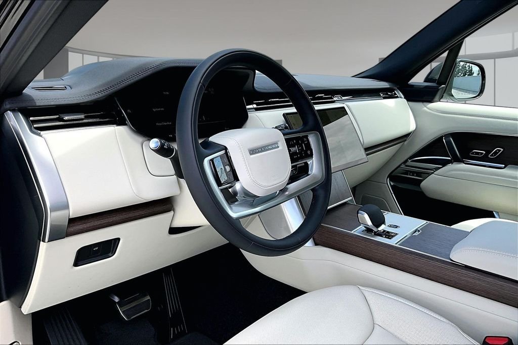 New 2026 SANTORINI BLACK Land Rover SE 7 Seats image 7