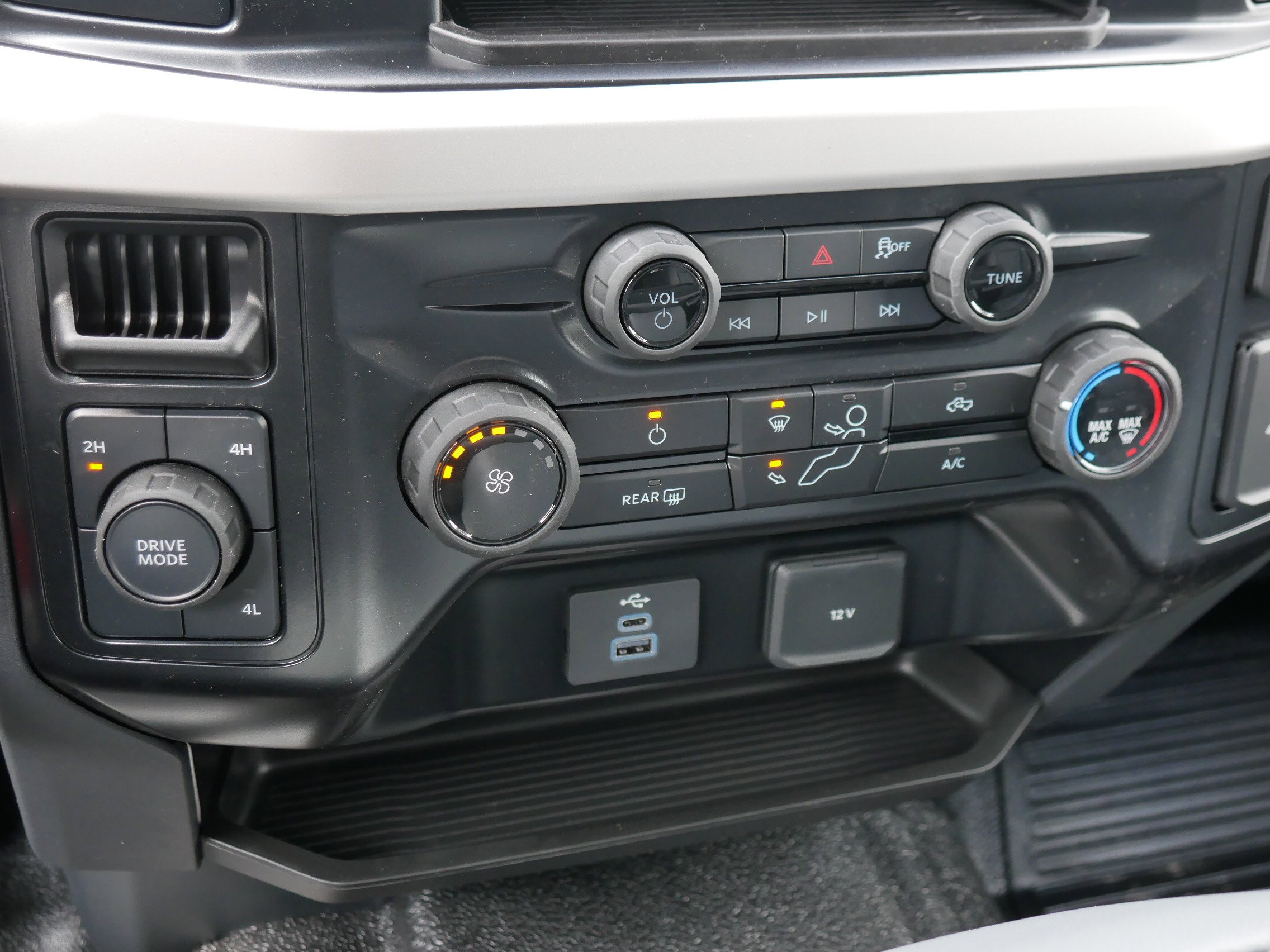 New 2025 Oxford White Ford F-550® XL image 15