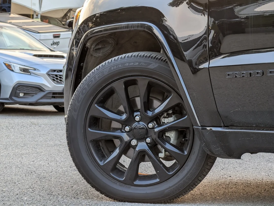 Used 2020 Black Jeep Altitude - - 4x4 - Leather Seats - Power Sunroof - Navigation & More! image 9