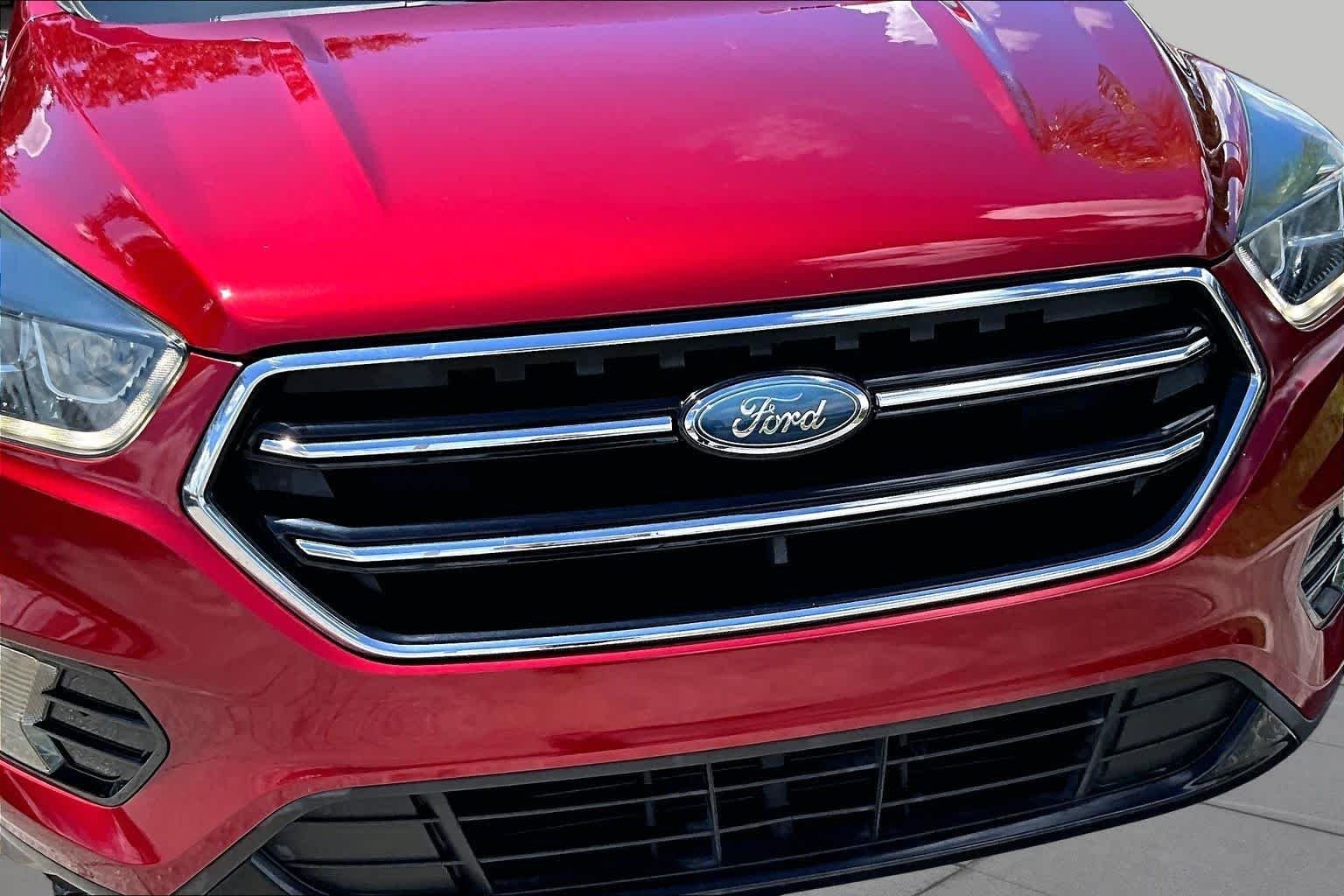 Used 2017 Ruby Red Metallic Tinted Clearcoat Ford SE image 29