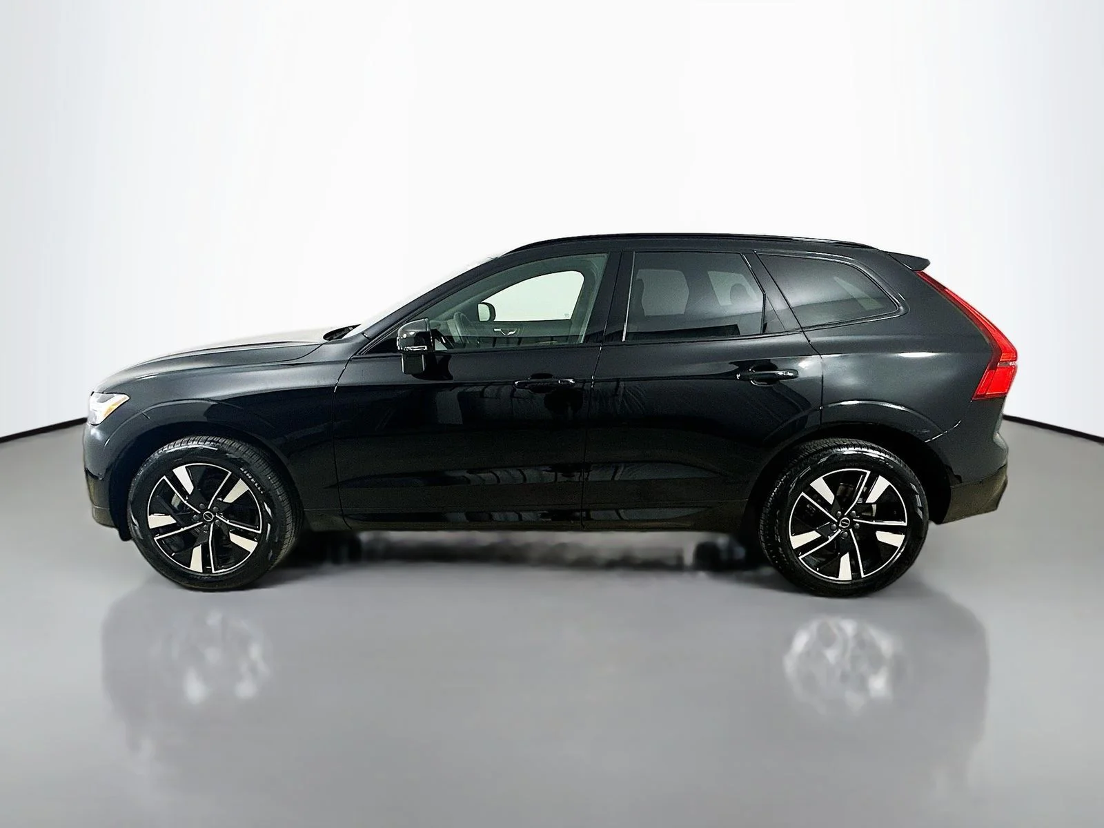 2026 Volvo XC60 Plus - Photo 8