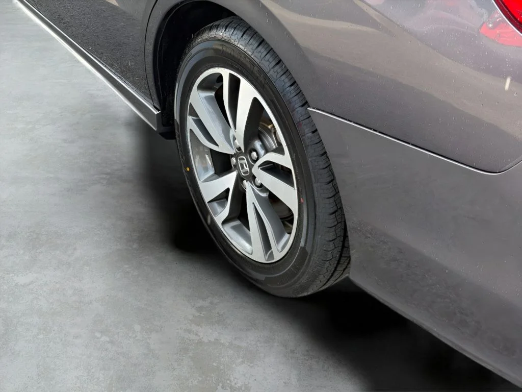 Used 2024 Modern Steel Metallic Honda Touring image 9