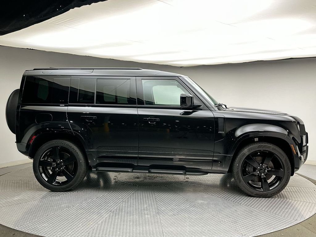 New 2026 Santorini Black Metallic Land Rover X-Dynamic SE image 4