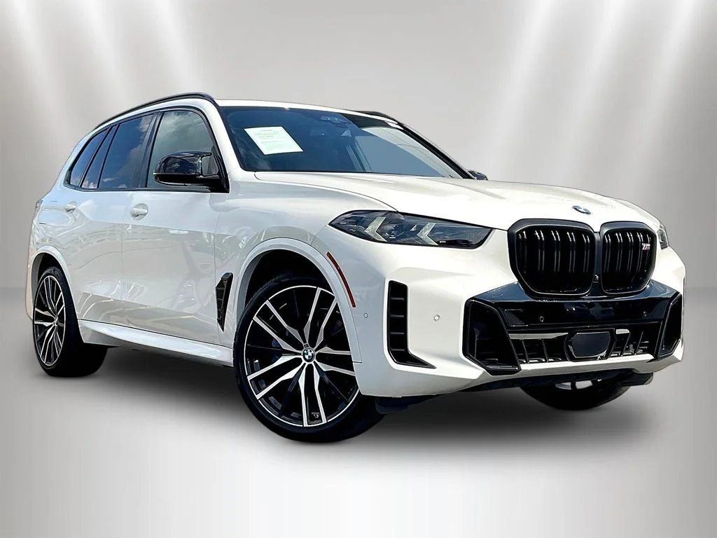 Used 2025 Alpine White BMW M60i image 3