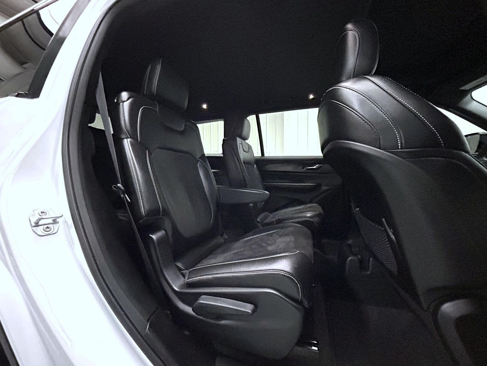 Used 2023 White Jeep Altitude image 18