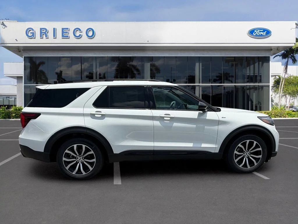 New 2026 Star White Metallic Tri-Coat Ford ST-Line image 6