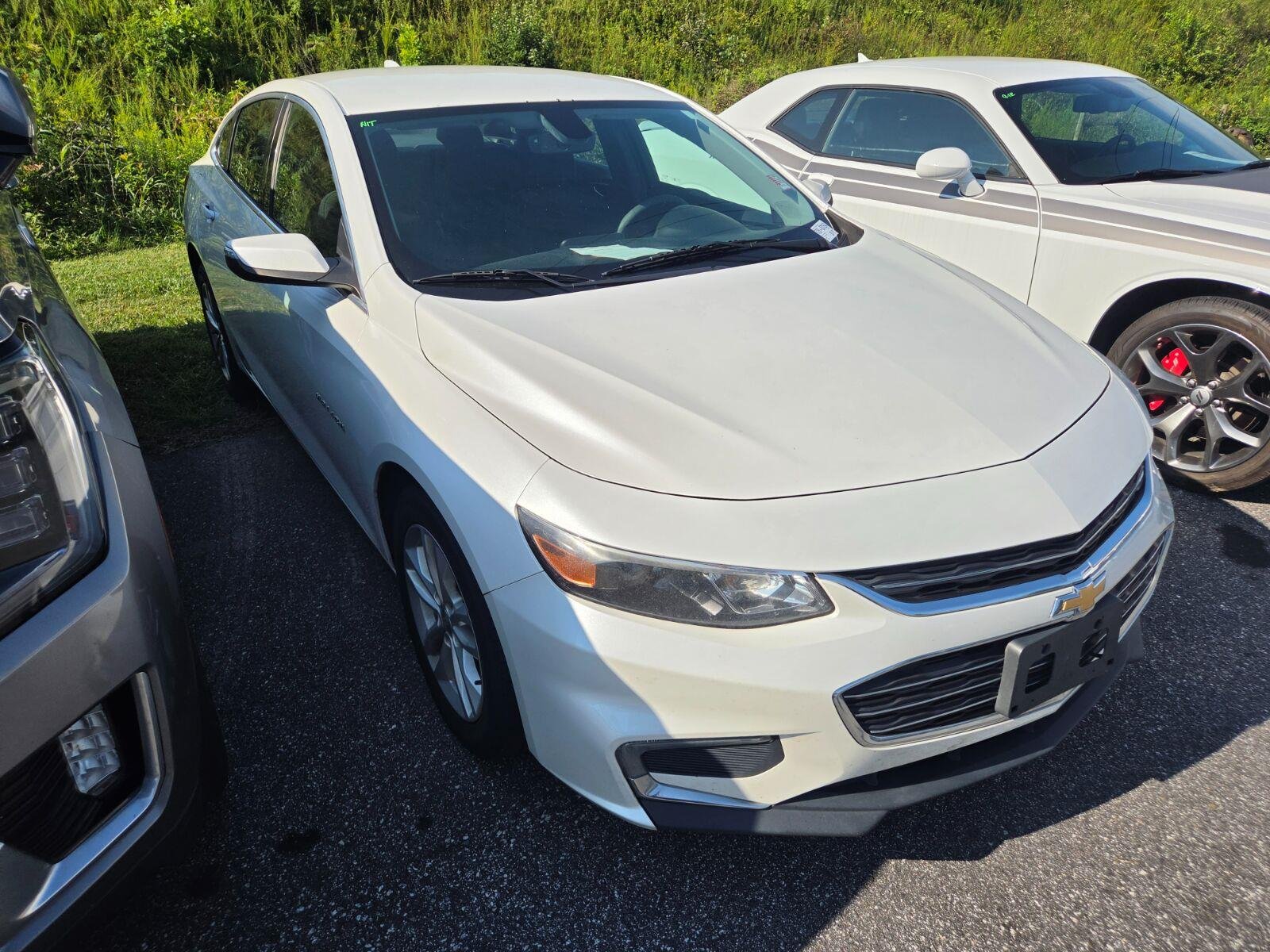 Used 2017 IRIDESCENT PEARL TRICOAT Chevrolet LT image 3