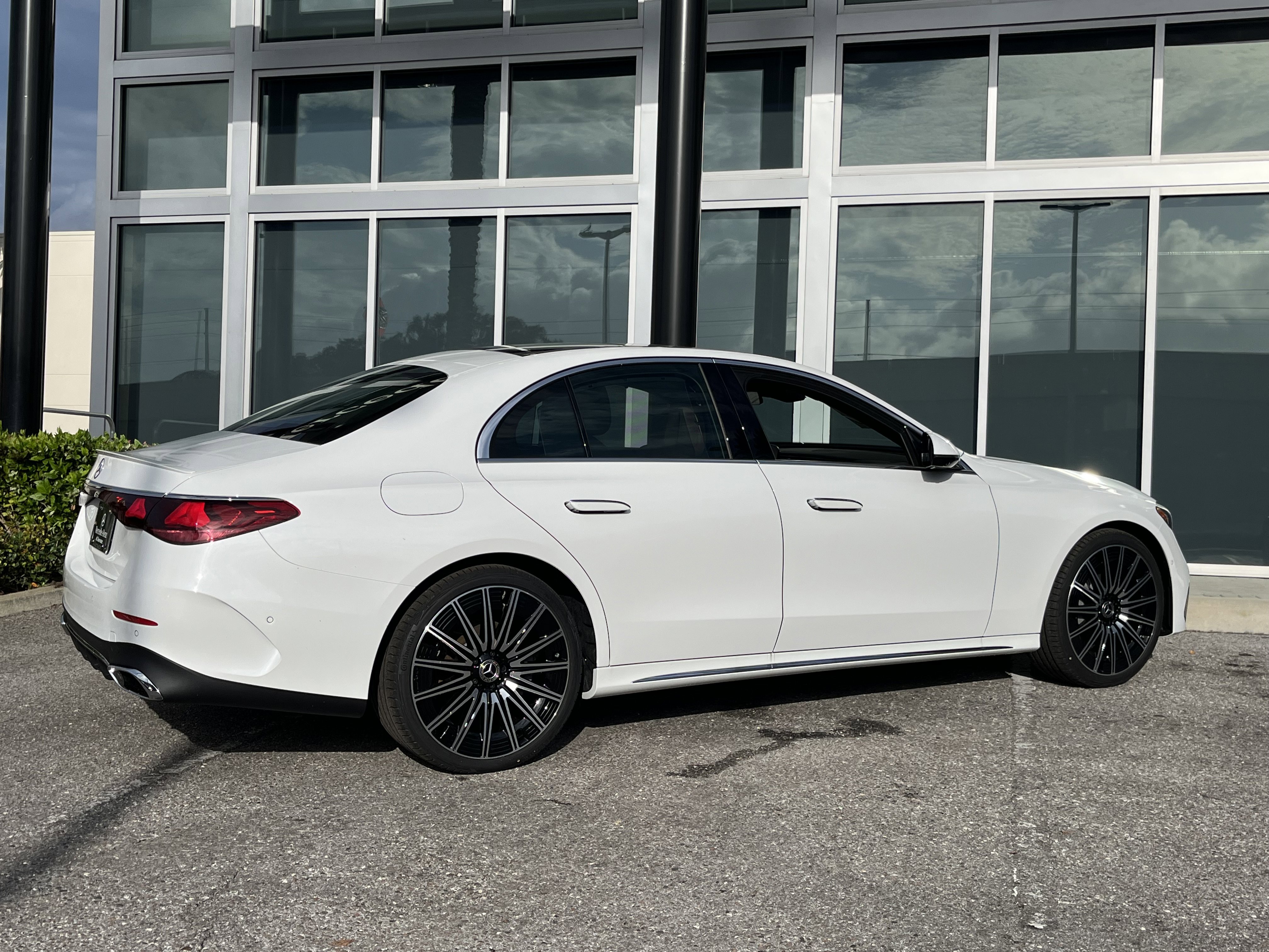 New 2026 MANUFAKTUR Moonlight White Metallic Mercedes-Benz E 350 image 7