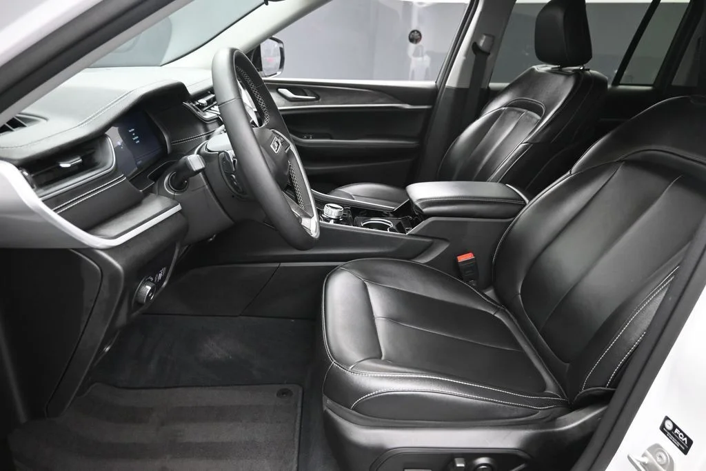 Used 2023 White Jeep Limited image 17