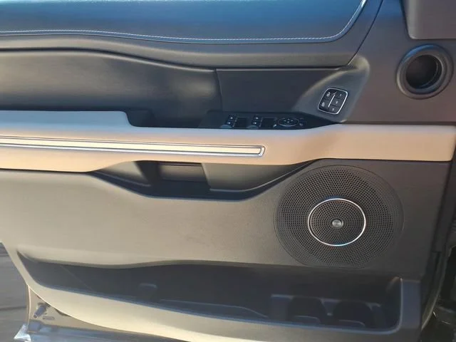 Used 2024  Ford Limited image 18