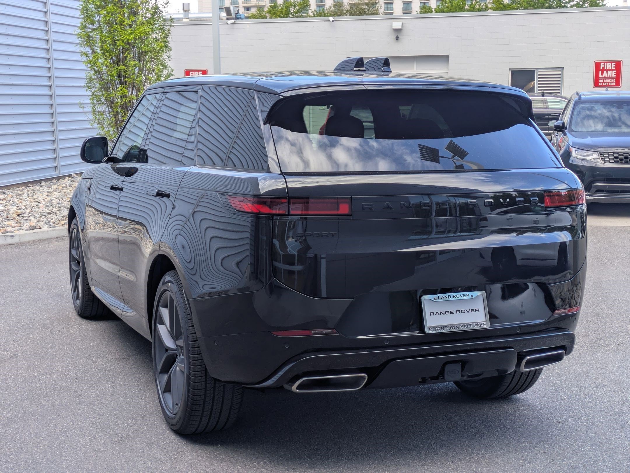 New 2026 Santorini Black Land Rover P400 Dynamic SE image 8