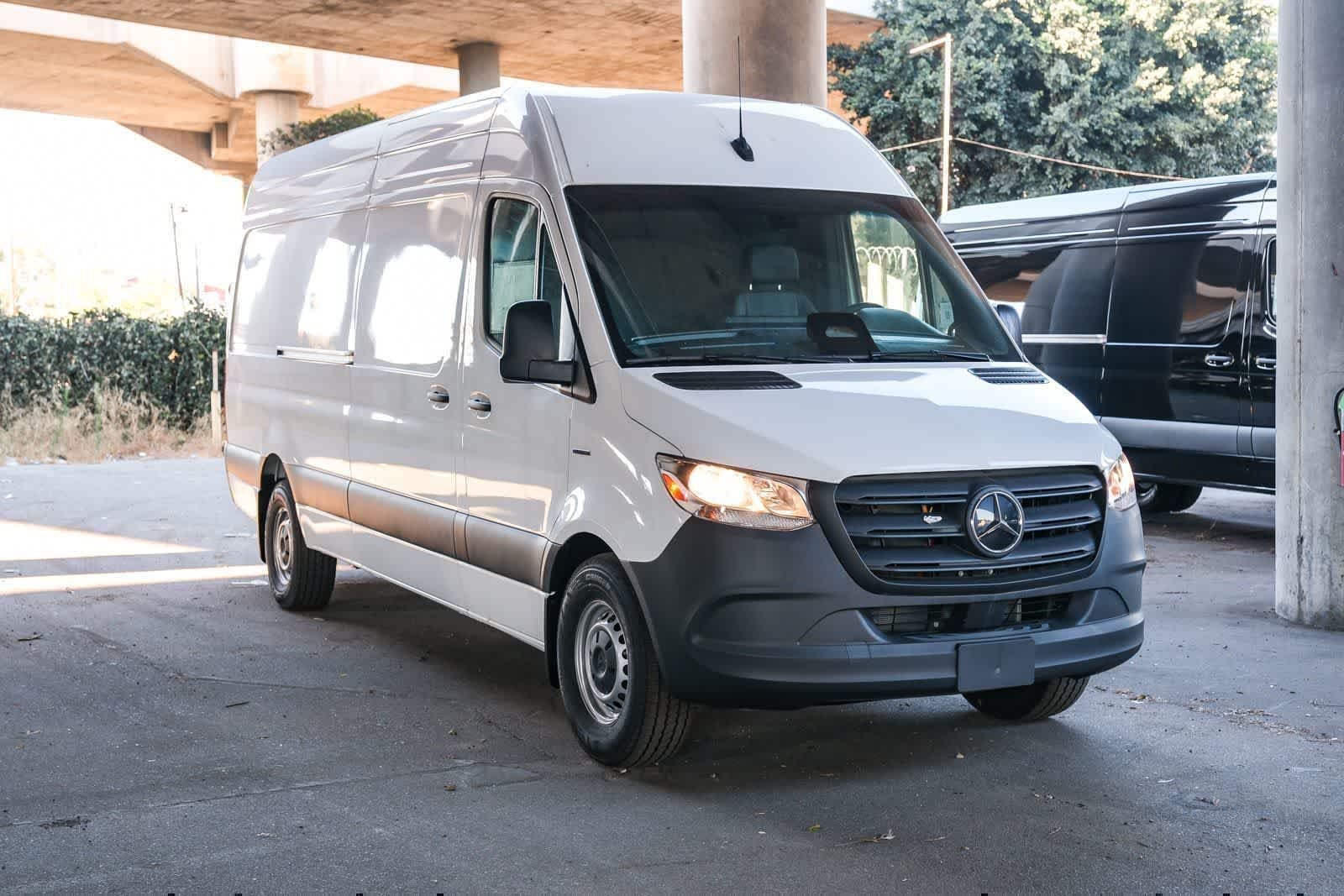 New 2025 Arctic+White Mercedes-Benz Cargo 170WB High Roof 113kw Battery RWD SO Motor image 3