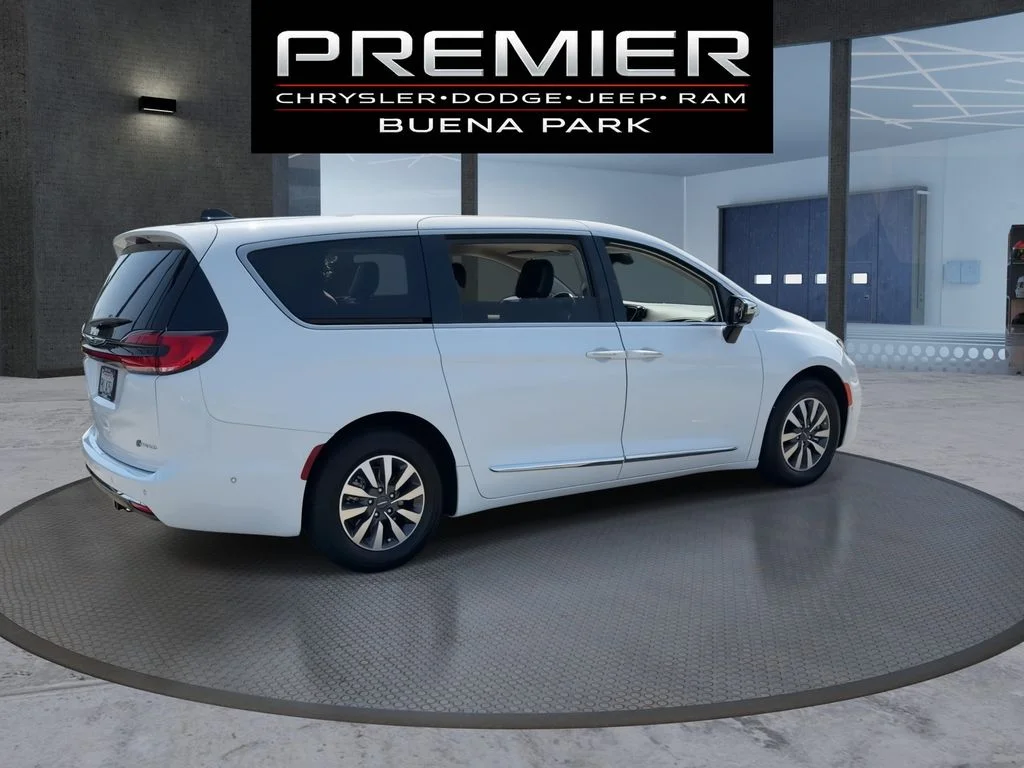 Used 2023 White Chrysler Limited image 8