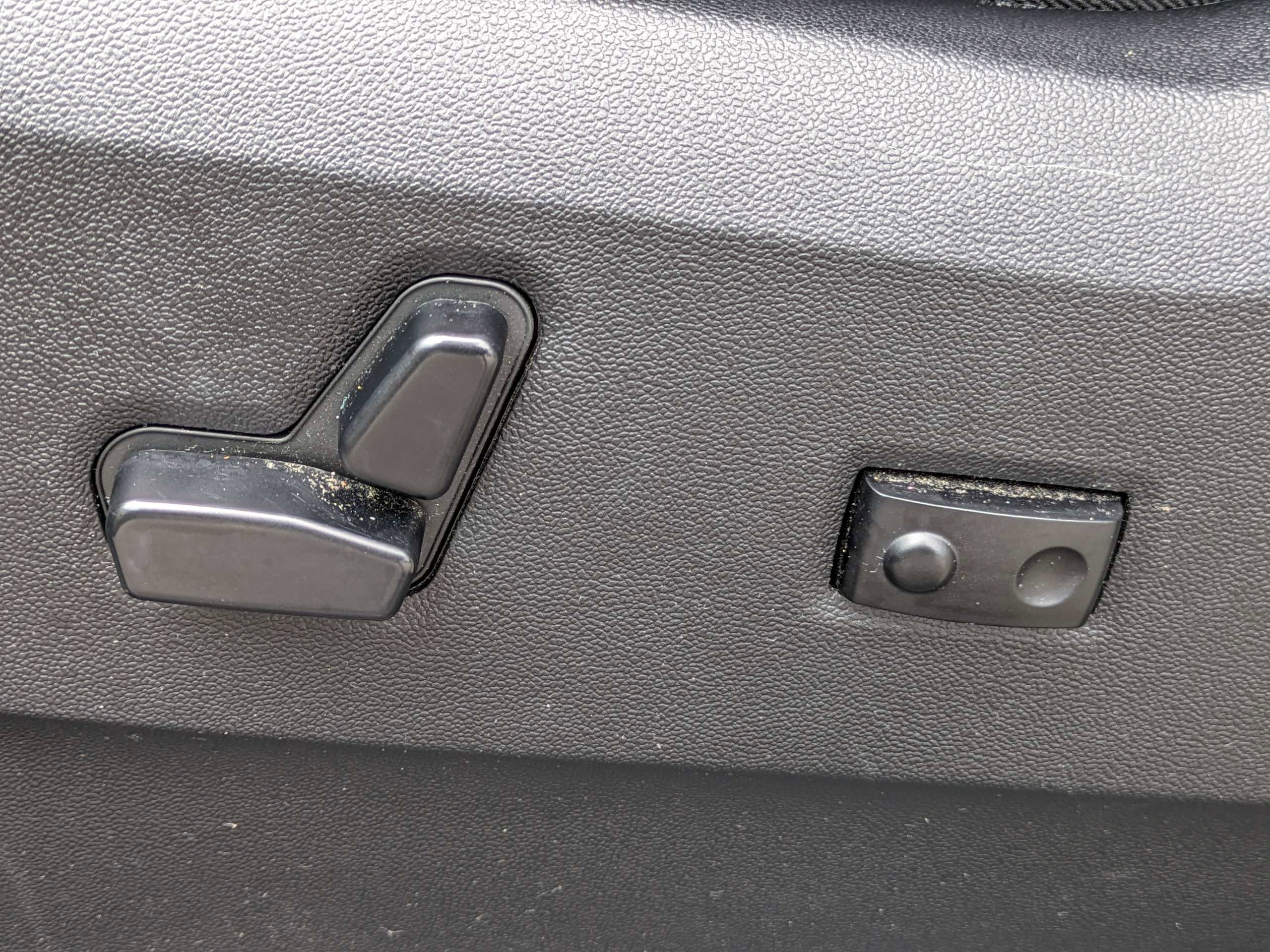 Used 2014 Silver Chrysler Touring image 23