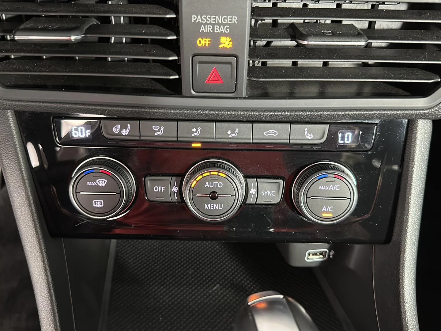 Used 2019 Platinum Gray Metallic Volkswagen SE image 31