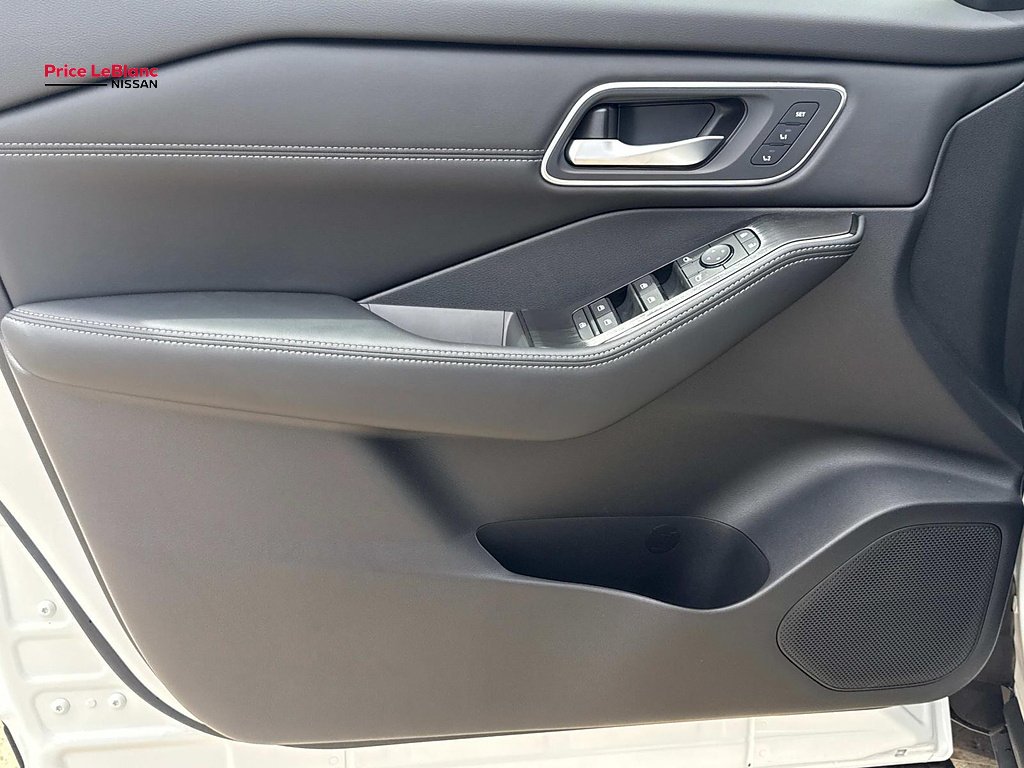 New 2026 Everest White Pearl Tricoat/Super Black Nissan Platinum image 12