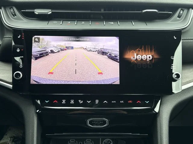 New 2026 Diamond Black Crystal Pearl-Coat Exterior Paint Jeep Laredo image 13