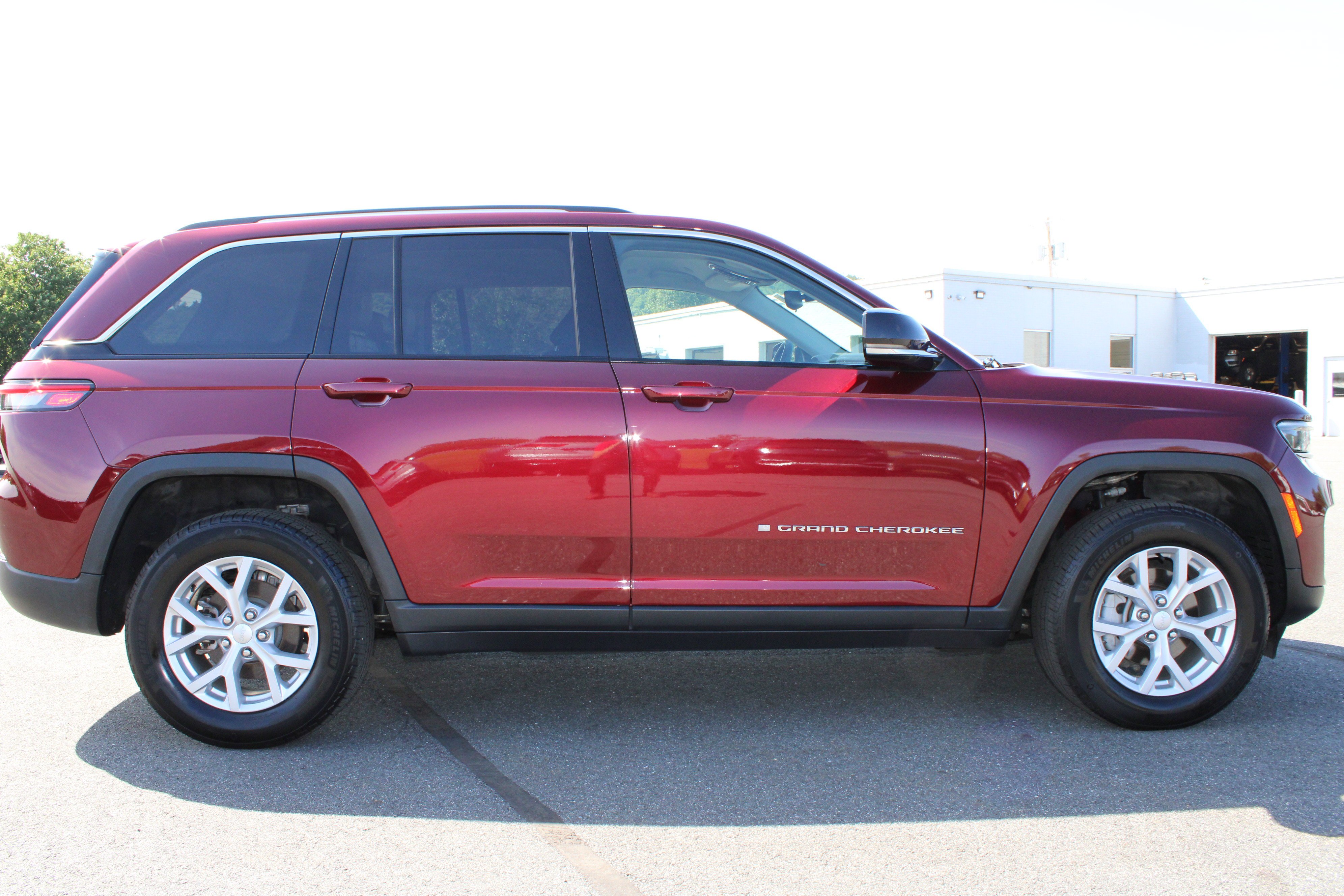 Used 2023 Velvet Red Pearlcoat Jeep Limited image 5