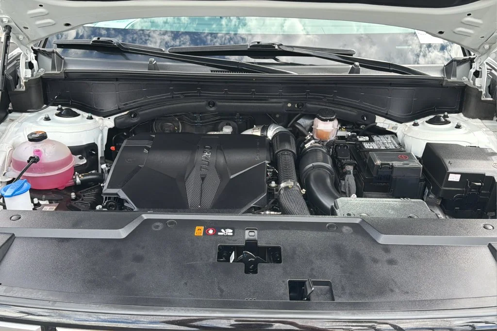 Used 2025 White Hyundai SEL image 10