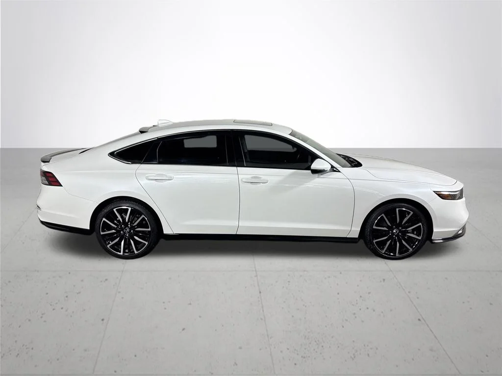 Used 2025 White Honda Touring image 5