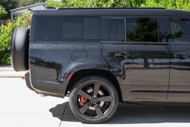 New 2026 Santorini Black Metallic Land Rover X image 11