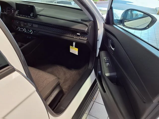 Certified Used 2025 Platinum White Pearl Honda SE image 22