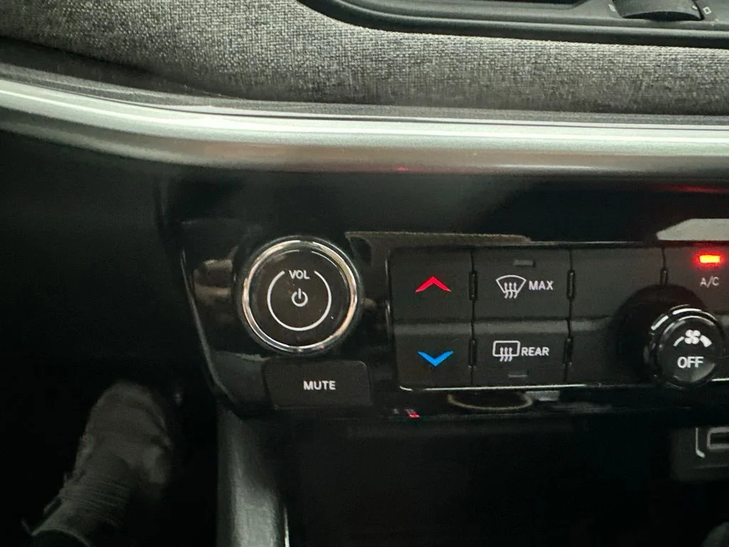 Used 2023 White Jeep Latitude image 16