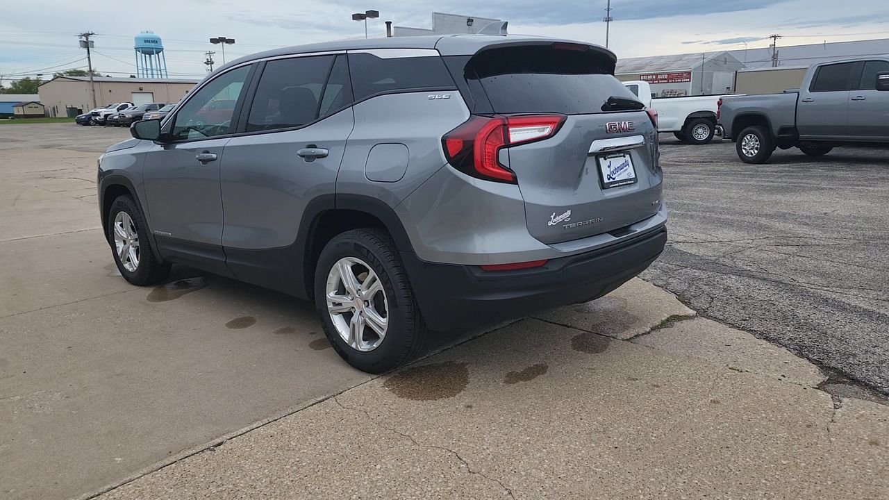Used 2024 Sterling Metallic GMC SLE image 9