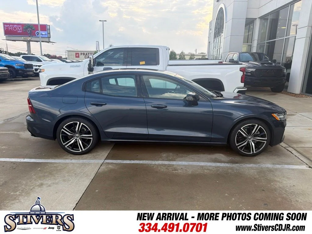 Used 2020 Blue Volvo T5 R-Design image 4