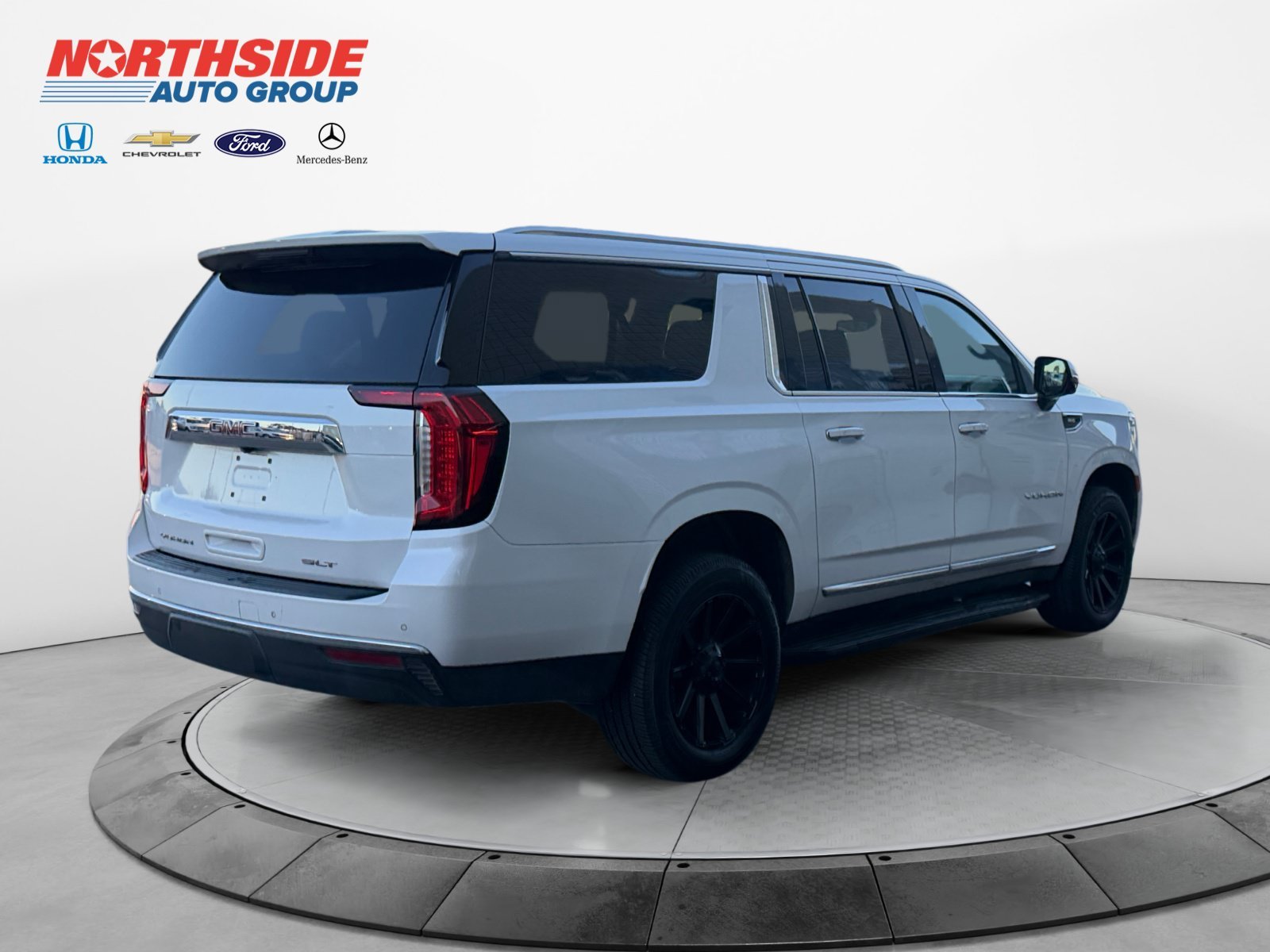 Used 2022 White Frost Tricoat GMC SLT image 7