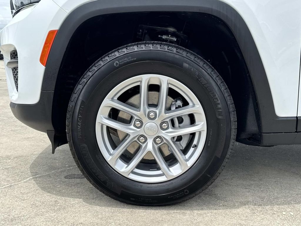 New 2026 Bright White Clear-Coat Exterior Paint Jeep Laredo X image 5