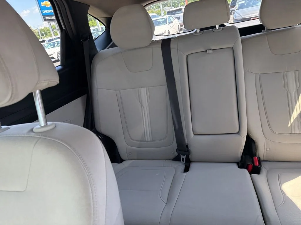 Used 2025 White Hyundai SEL image 18