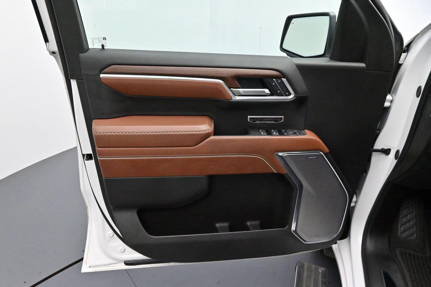 Used 2025 White Frost Tricoat GMC Denali Ultimate image 10