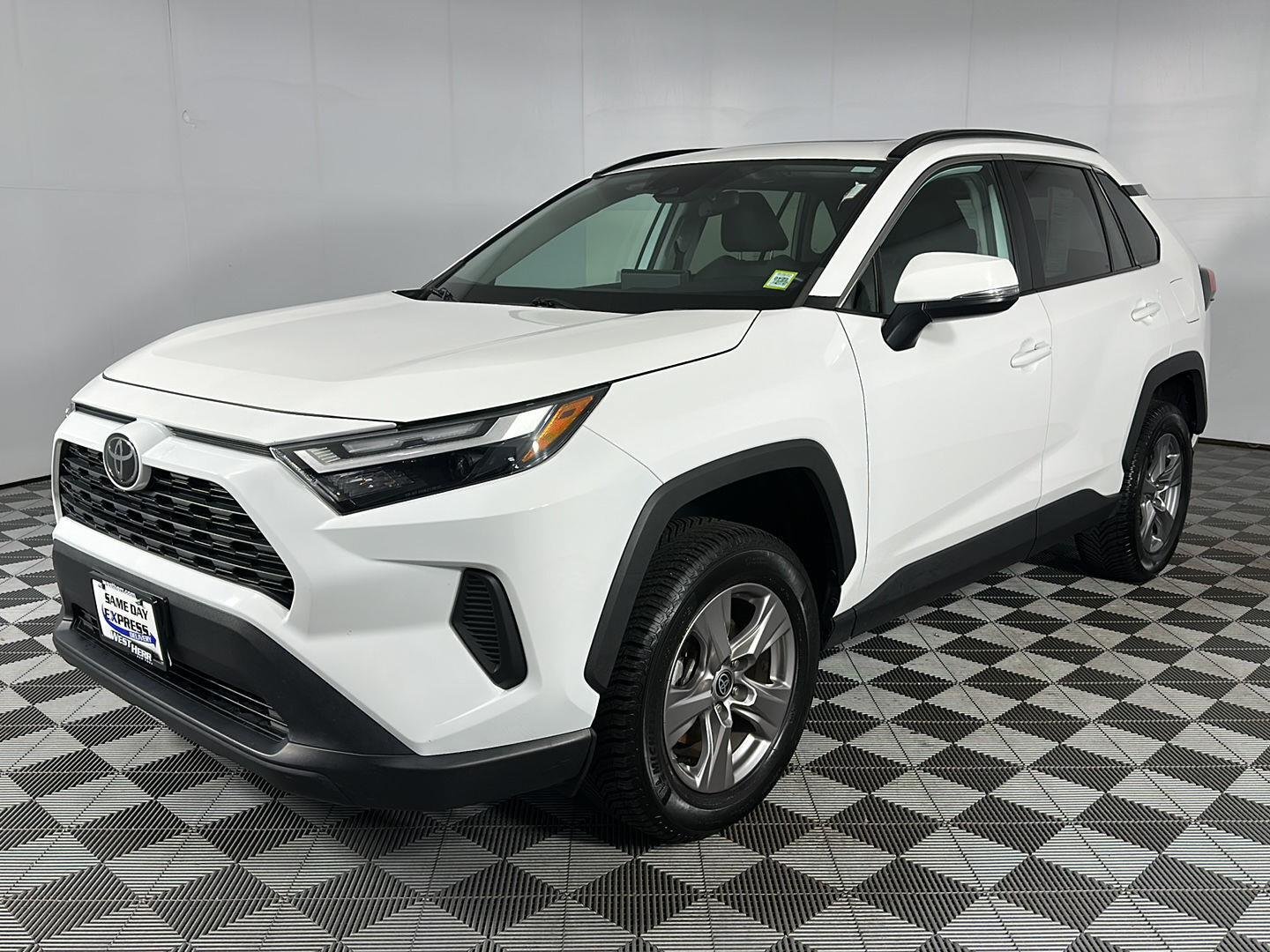 Used 2022 White Toyota XLE image 14