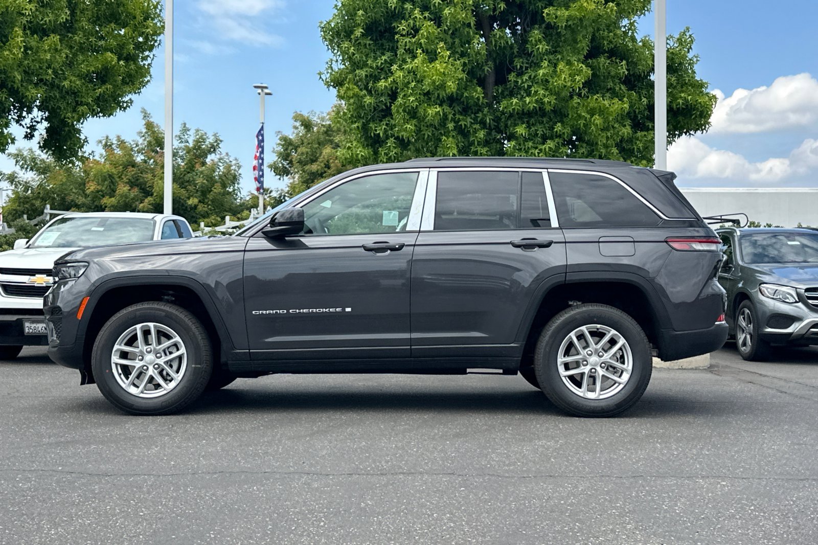 New 2026 Baltic Gray Metallic Clearcoat Jeep Laredo image 7