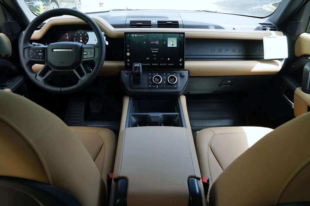 New 2026 Santorini Black Land Rover X-Dynamic SE image 10
