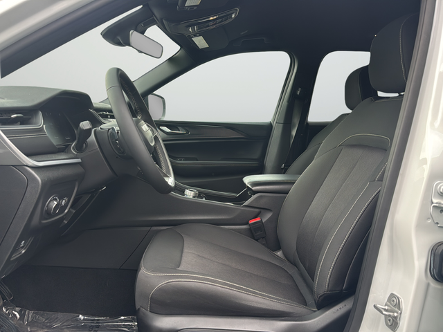 Used 2025 White Jeep Laredo image 10