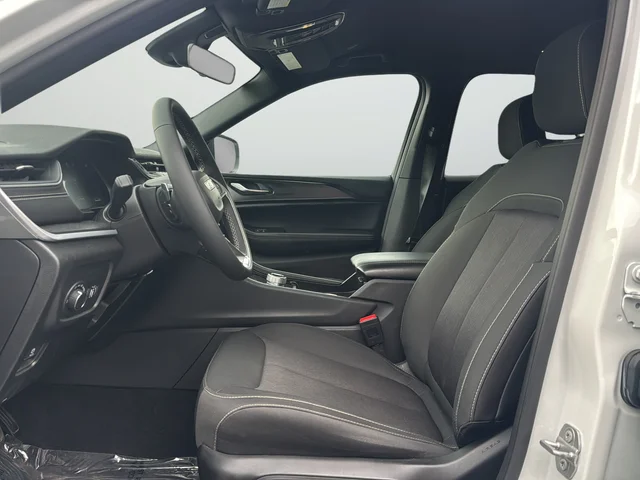 Used 2025 White Jeep Laredo image 10