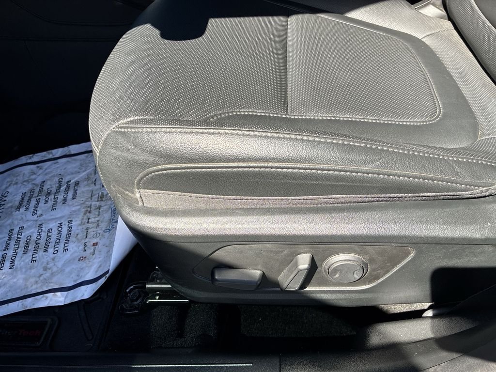 Used 2025 White Hyundai SEL image 12