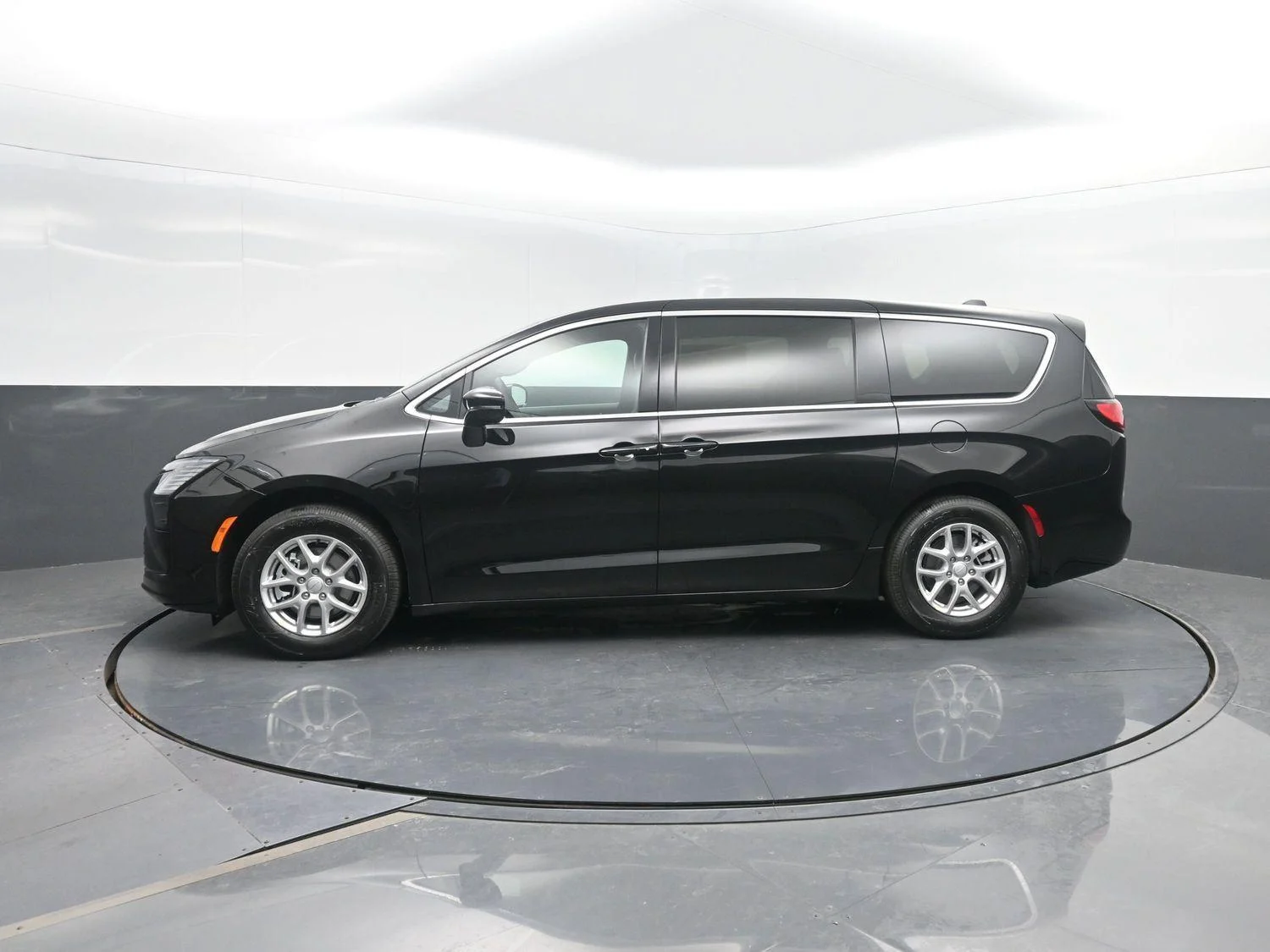 2027 Chrysler Pacifica Select's photo