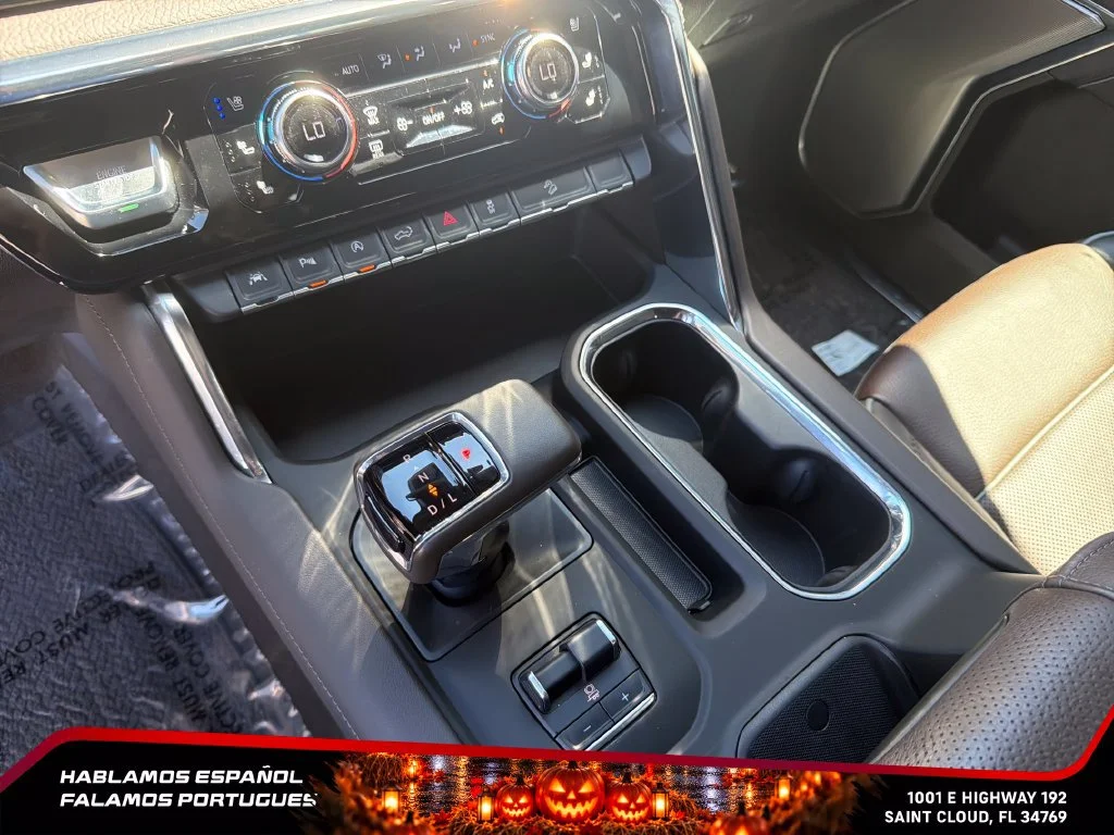 Used 2025 White Frost Tricoat GMC Denali image 23