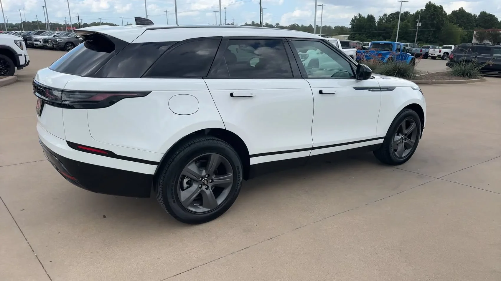 Used 2025 Silver Land Rover Dynamic SE image 9