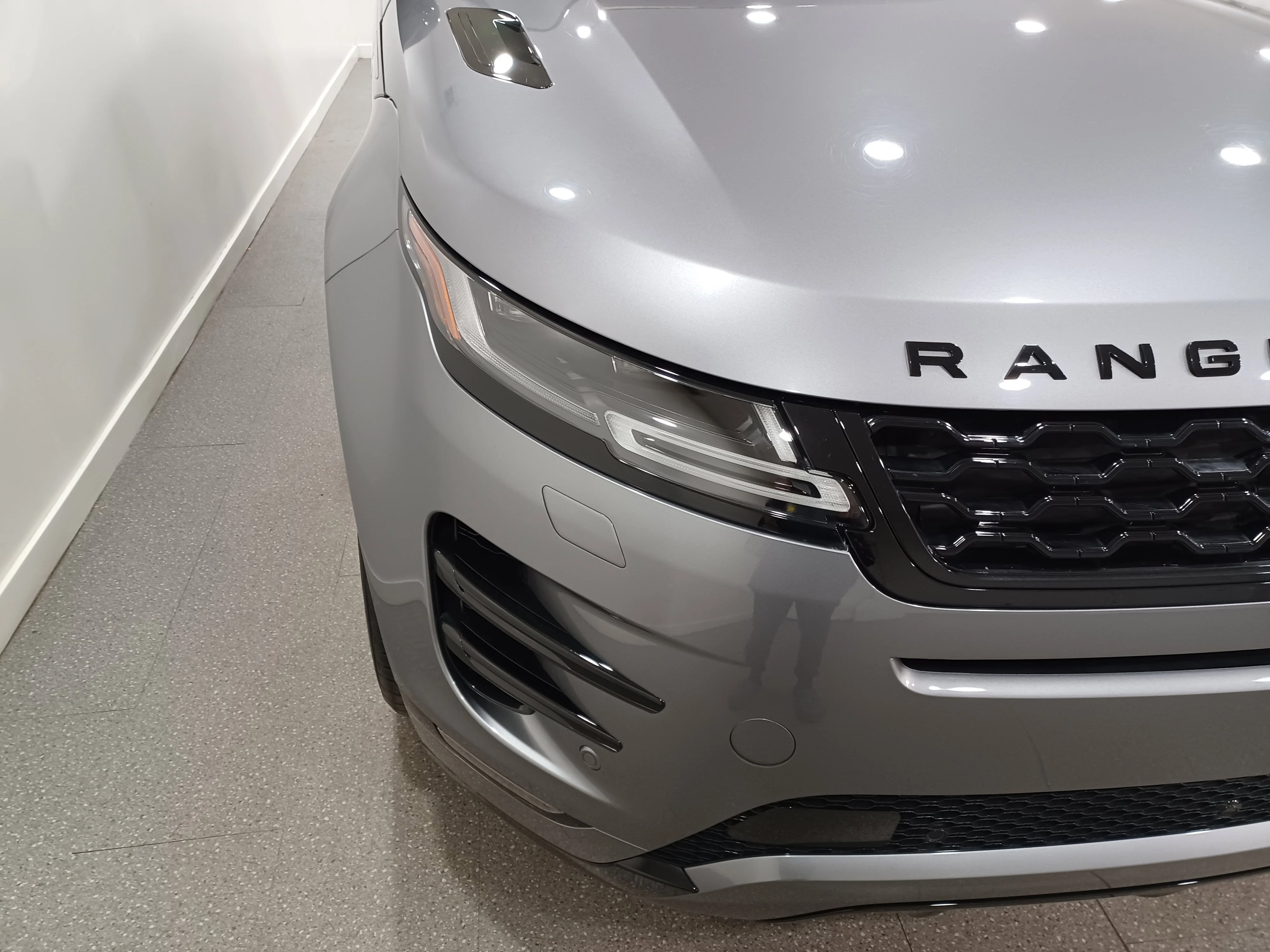 Used 2023 Eiger Grey Metallic Land Rover P250 R-Dynamic SE*Adaptive Cruise | Nav | Pano Roof | Htd Wheel | Htd Leather | Lane Keep Assist image 4