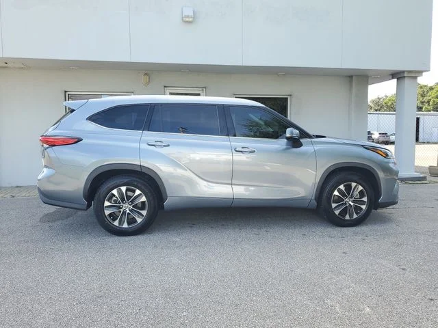 Used 2020  Toyota XLE image 7
