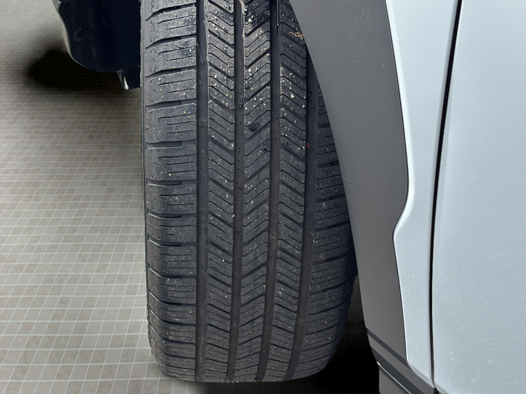 Used 2021 Chalk White Hyundai NIGHT image 11