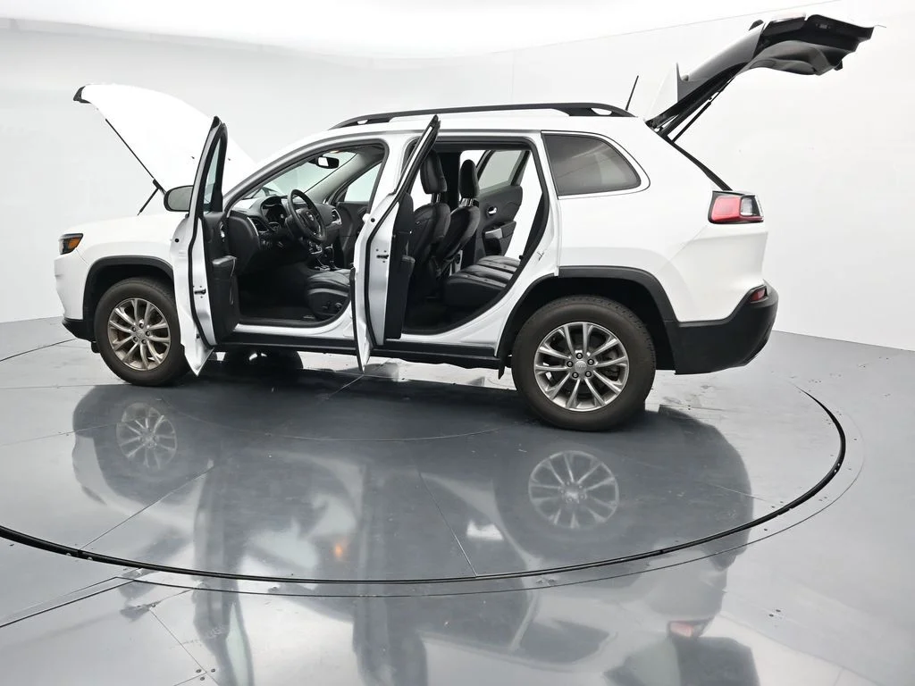 Used 2022 White Jeep Latitude Lux image 27