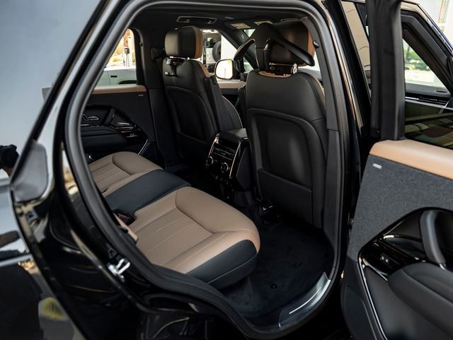 New 2026 Santorini Black Land Rover Dynamic SE image 32